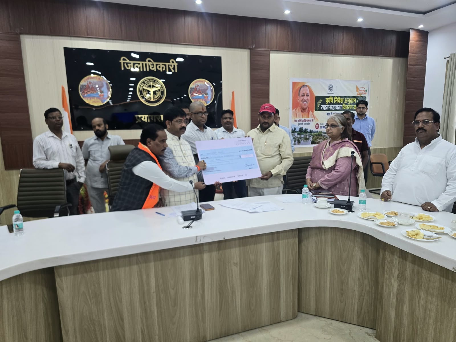 प्रयागराज: मुख्यमंत्री  के कृषि निवेश अनुदान राशि के हस्तानान्तरण कार्यक्रम का संगम सभागार में किया गया सजीव प्रसारण