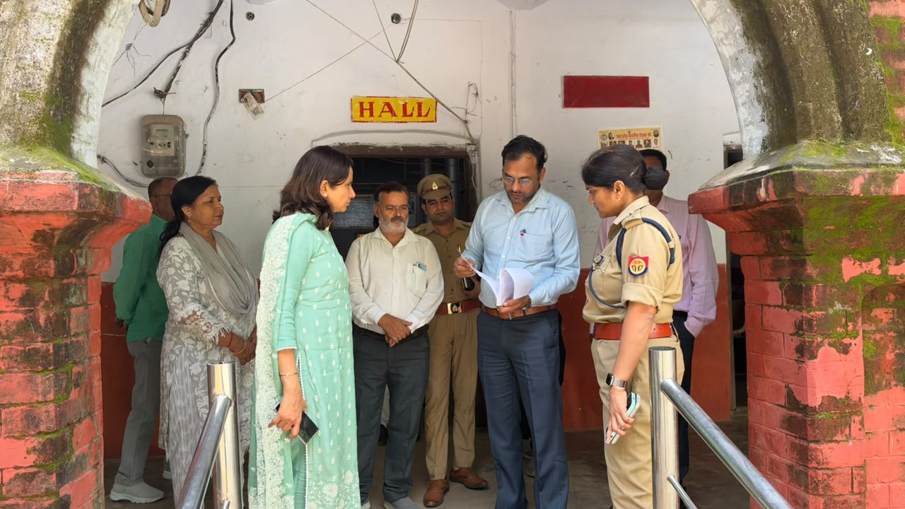 फर्रुखाबाद:विधान परिषद निर्वाचन की तैयारियों को लेकर डीएम-एसपी ने किया बूथों का निरीक्षण