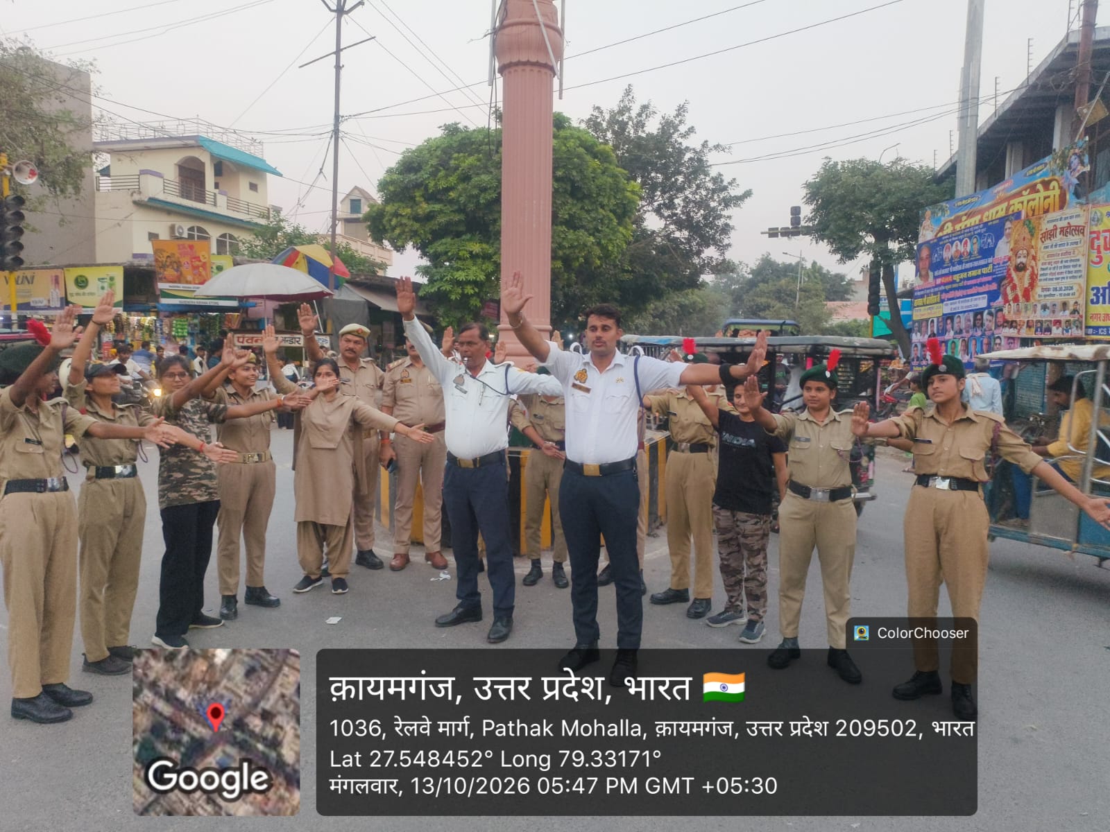 फर्रुखाबाद कायमगंज मिशन शक्ति फेज-6 के तहत महिला पुलिसकर्मियों एवं एनसीसी छात्राओं ने संभाली यातायात व्यवस्था, दिया सड़क सुरक्षा का संदेश