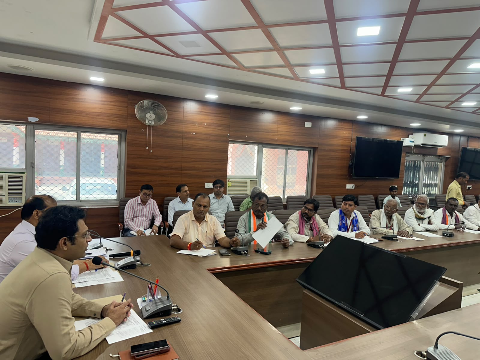 जौनपुर :निर्वाचक नामावलियों में नए मतदाताओं के नाम जोड़ने के संबंध में राजनैतिक दलों के प्रतिनिधियों के साथ  जिलाधिकारी बैठक हुई सम्पन्न 