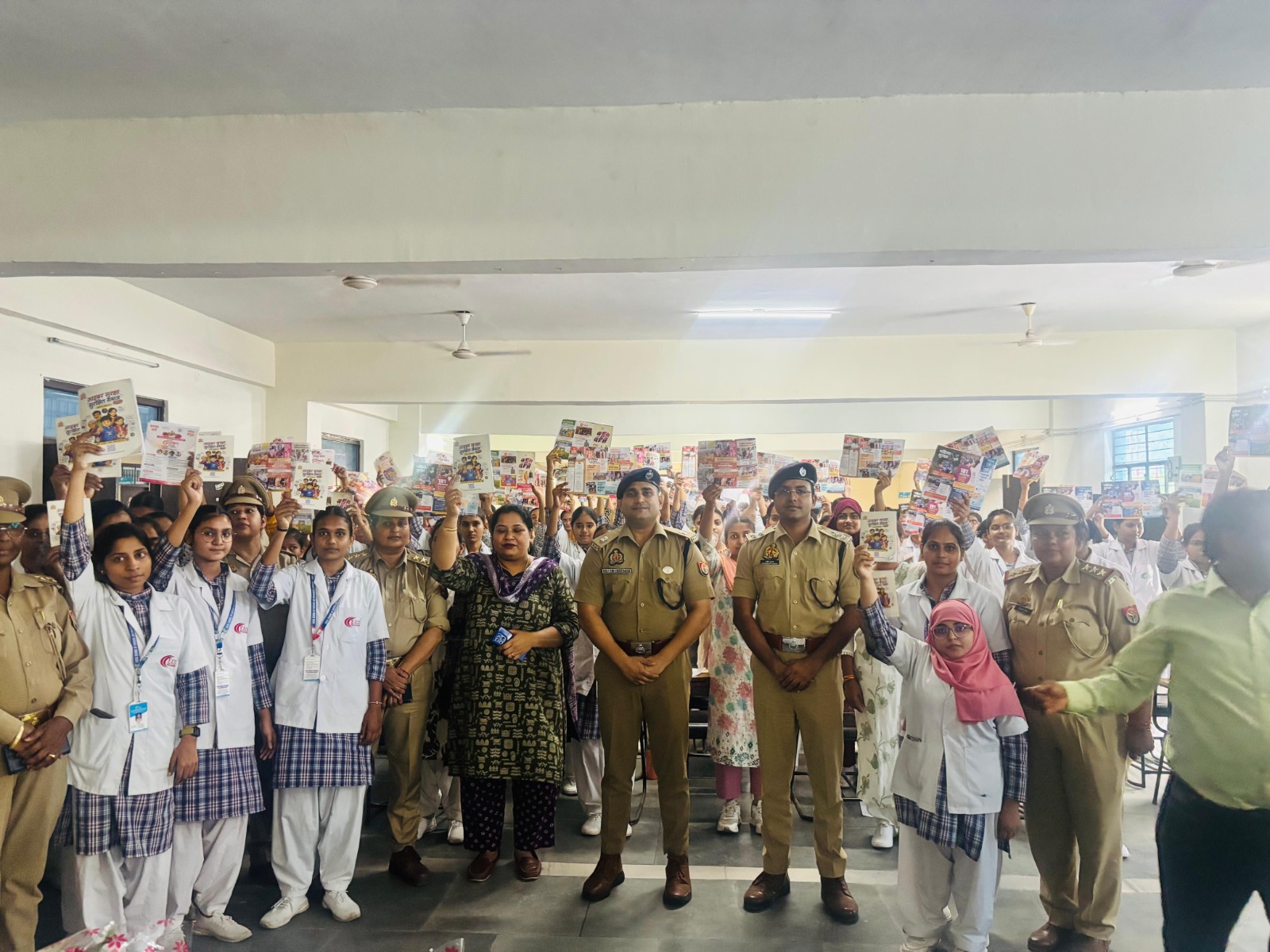 उन्नाव में मिशन शक्ति फेज-6.0 के तहत नर्सिंग छात्राओं को किया जागरूक, साइबर अपराधों से बचाव के बताए तरीके