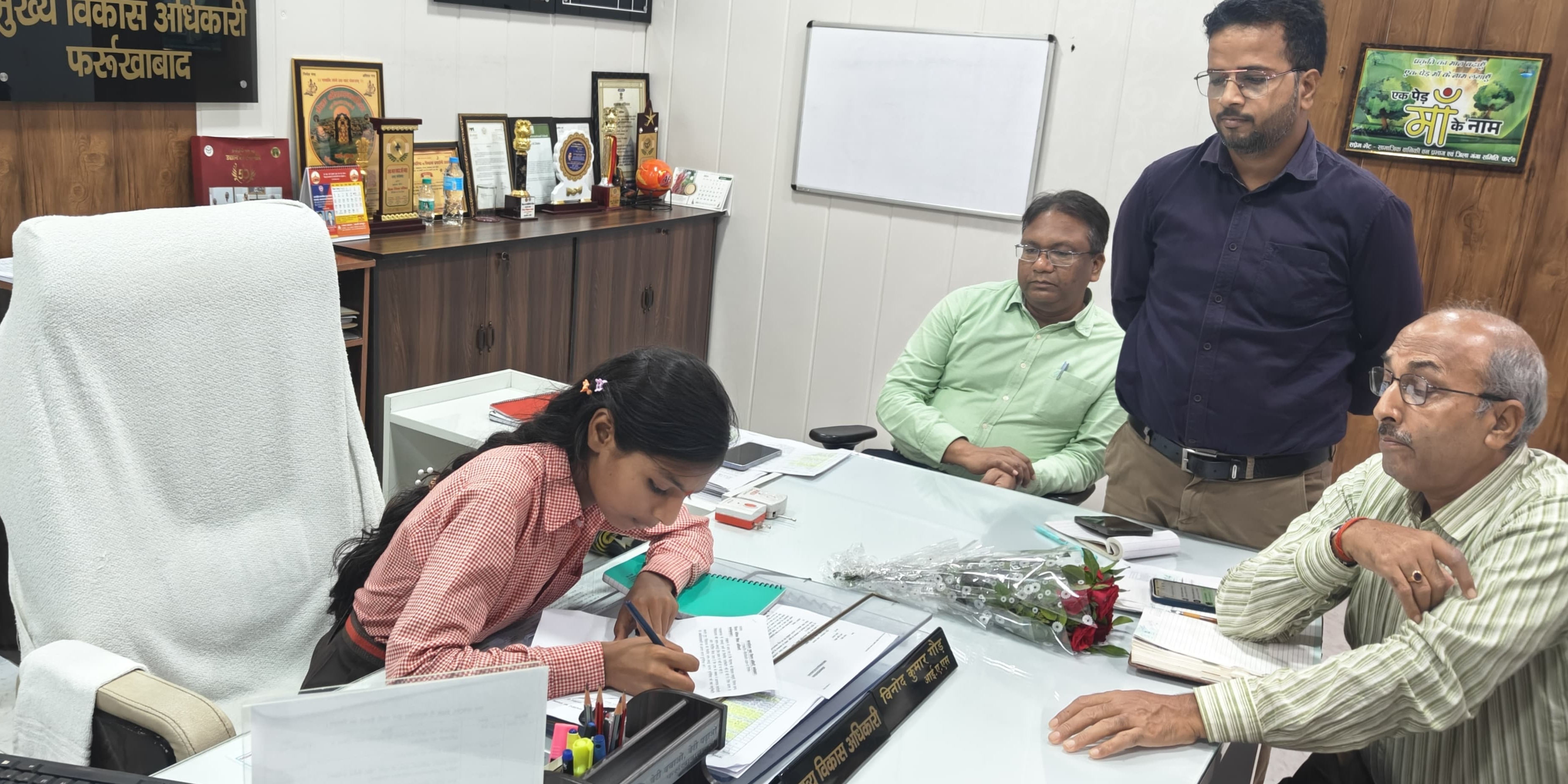 फर्रुखाबाद:मिशन शक्ति के तहत छात्राओं को मिला प्रशासनिक नेतृत्व का अवसर, एक दिन के लिए बनीं CDO और परियोजना निदेशक