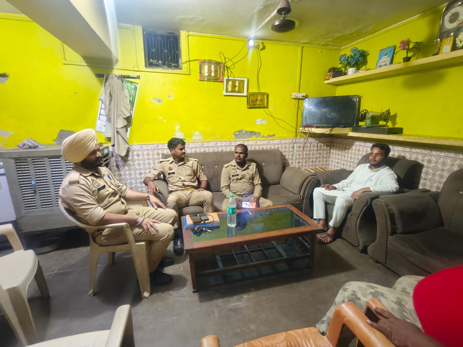 फर्रुखाबाद: थाने से रिहाई के बाद भी शहेजान मंसूरी के घर पर पुलिस तैनात, हाउस अरेस्ट से इनकार; कार्रवाई पर उठे सवाल