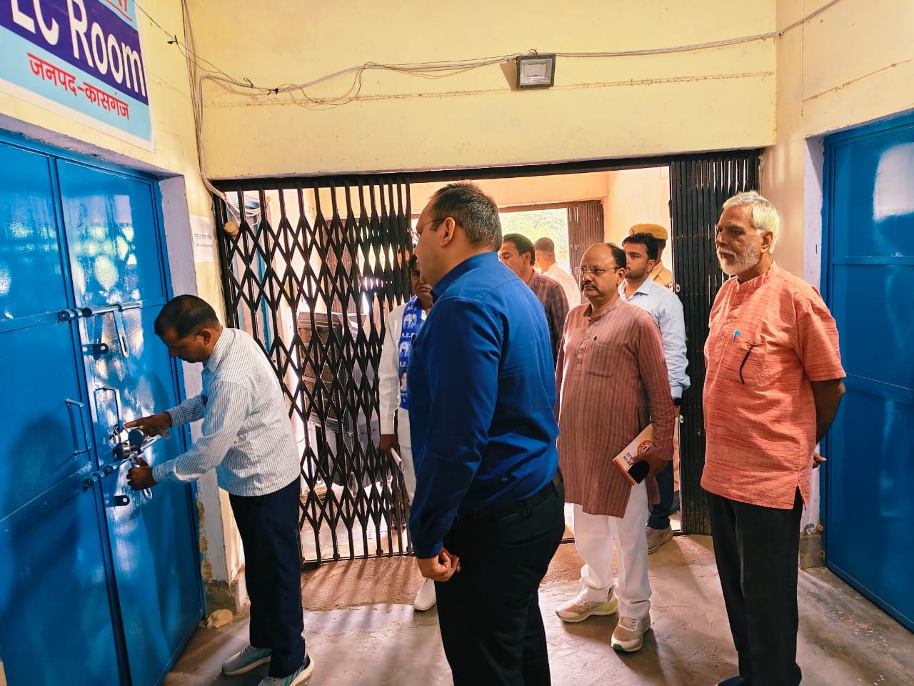  कासगंज राजनीतिक दलों के प्रतिनिधियों की मौजूदगी में खुला वेयरहाउस, मोबाइल ऐप से मशीनों की ऑनलाइन स्कैनिंग शुरू