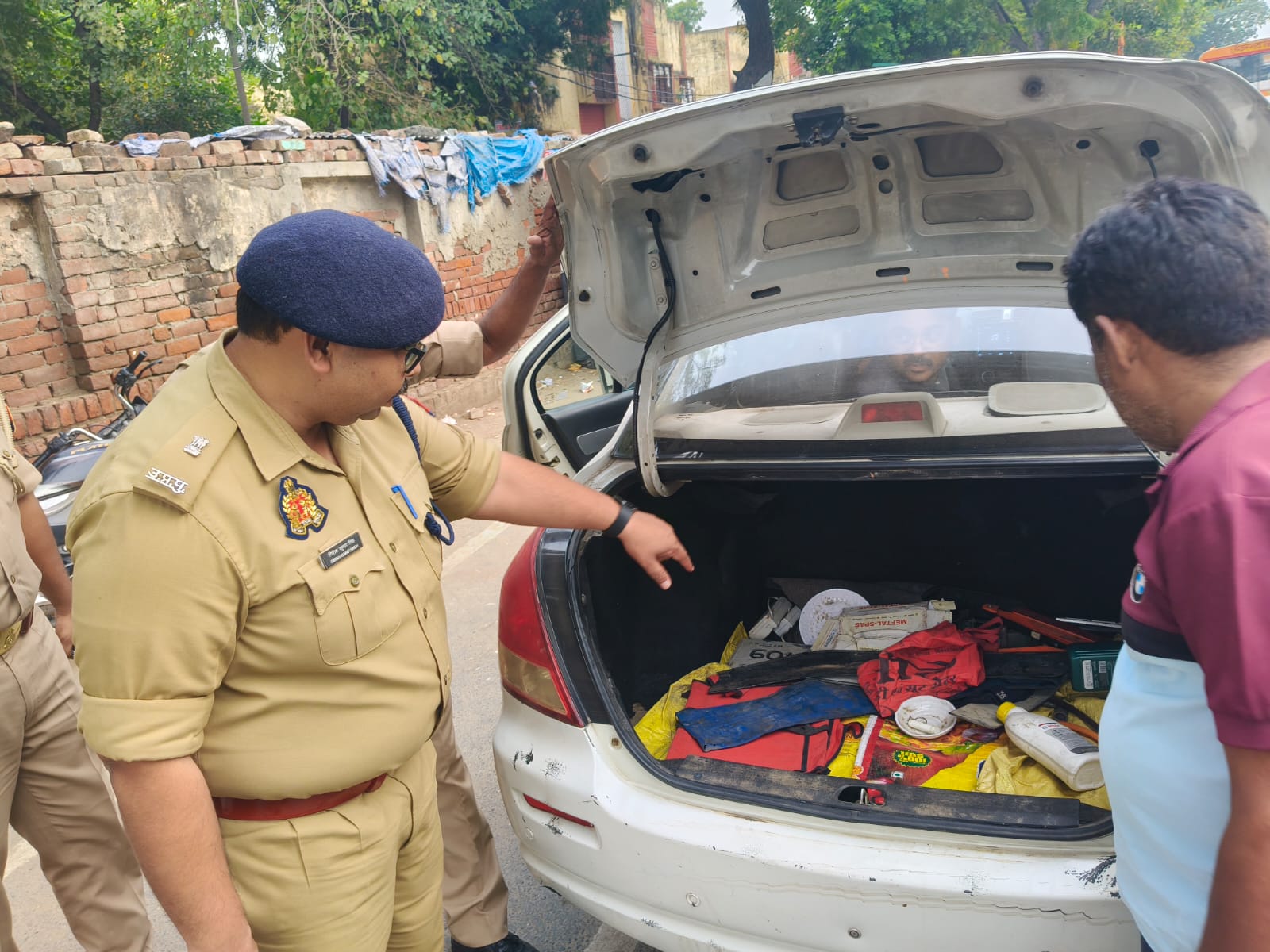 फर्रुखाबाद: अपर पुलिस अधीक्षक द्वारा कोतवाली फतेहगढ़ क्षेत्र की छोटी जेल के पास चलाया सघन वाहन चेकिंग अभियान, यातायात नियमों की दी जानकारी