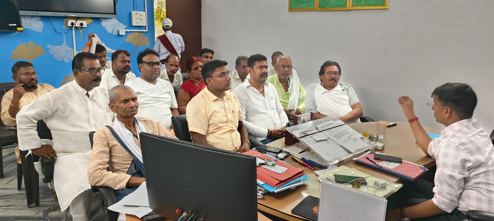 मतदाता सूची को लेकर बलिया में एसडीएम के साथराजनीतिक दलों की बैठक