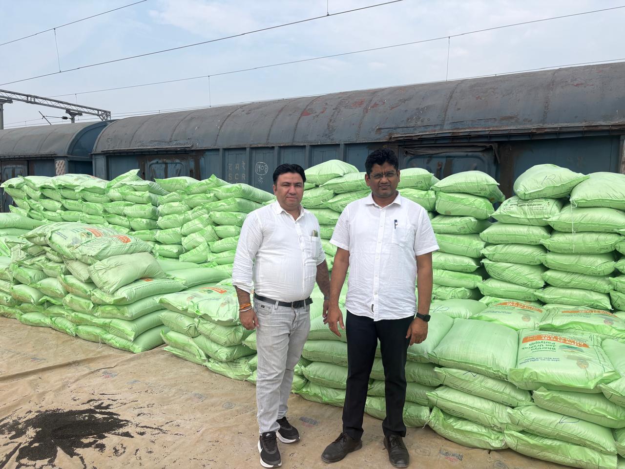 फर्रुखाबाद में खाद की पर्याप्त उपलब्धता, किसानों को मांग के अनुसार मिलेगा उर्वरक: जिला कृषि अधिकारी
