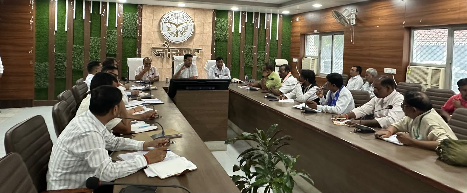 जौनपुर :जिला निर्वाचन अधिकारी श्री सैमुअल पाल एन की अध्यक्षता में कलेक्ट्रेट सभागार में राजनीतिक दलों के प्रतिनिधियों के साथ बैठक का हुआ आयोजन 