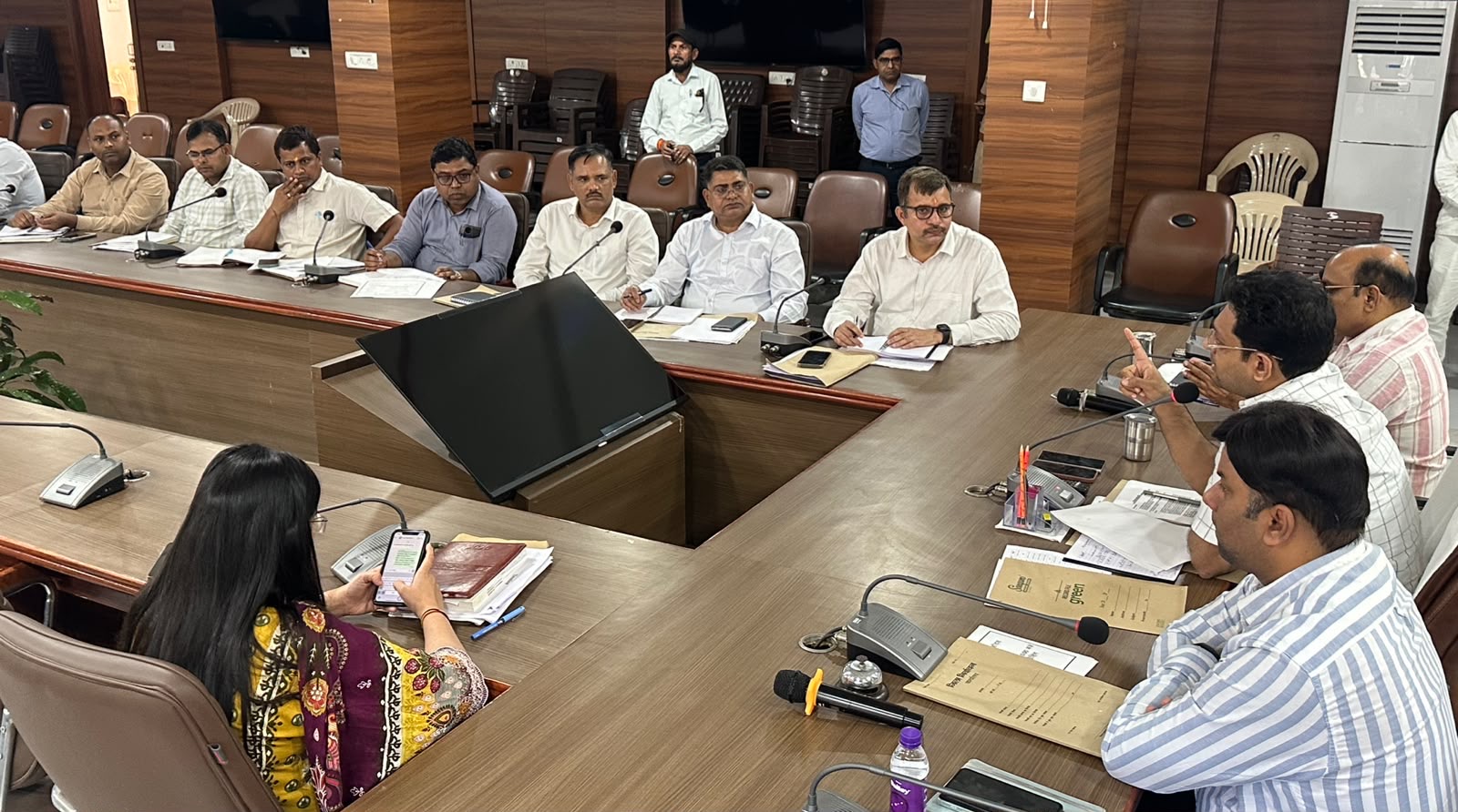 जौनपुर :जिला निर्वाचन अधिकारी श्री सैमुअल पाल एन. की अध्यक्षता में कलेक्ट्रेट सभागार में सहायक निर्वाचक रजिस्ट्रीकरण अधिकारियों के साथ विधानसभा निर्वाचन क्षेत्रों की निर्वाचक नामावलियों के संबंध में बैठक का हुआ आयोजन 