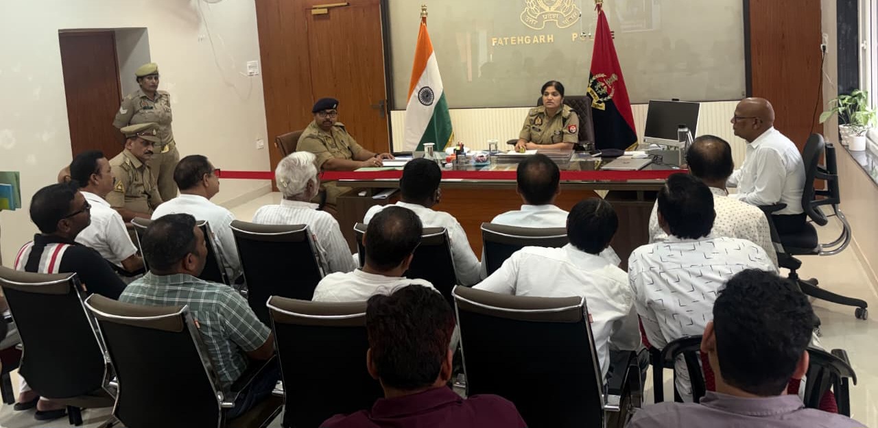 फर्रुखाबाद: शांतिपूर्ण और सौहार्दपूर्ण माहौल में त्योहार मनाने के लिए पुलिस अधीक्षक ने व्यापारियों के साथ की बैठक