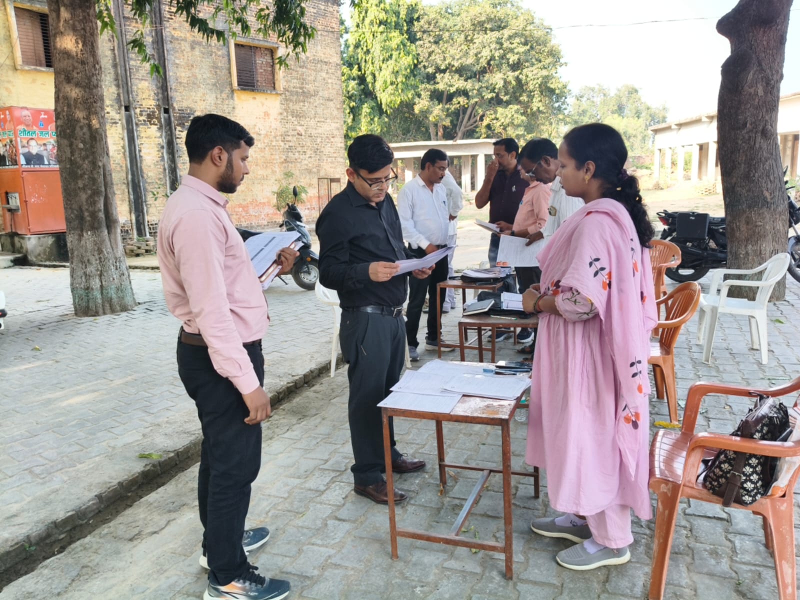 कासगंज: विशेष अभियान दिवस पर तहसीलदार ने मतदेय स्थलों का निरीक्षण किया
