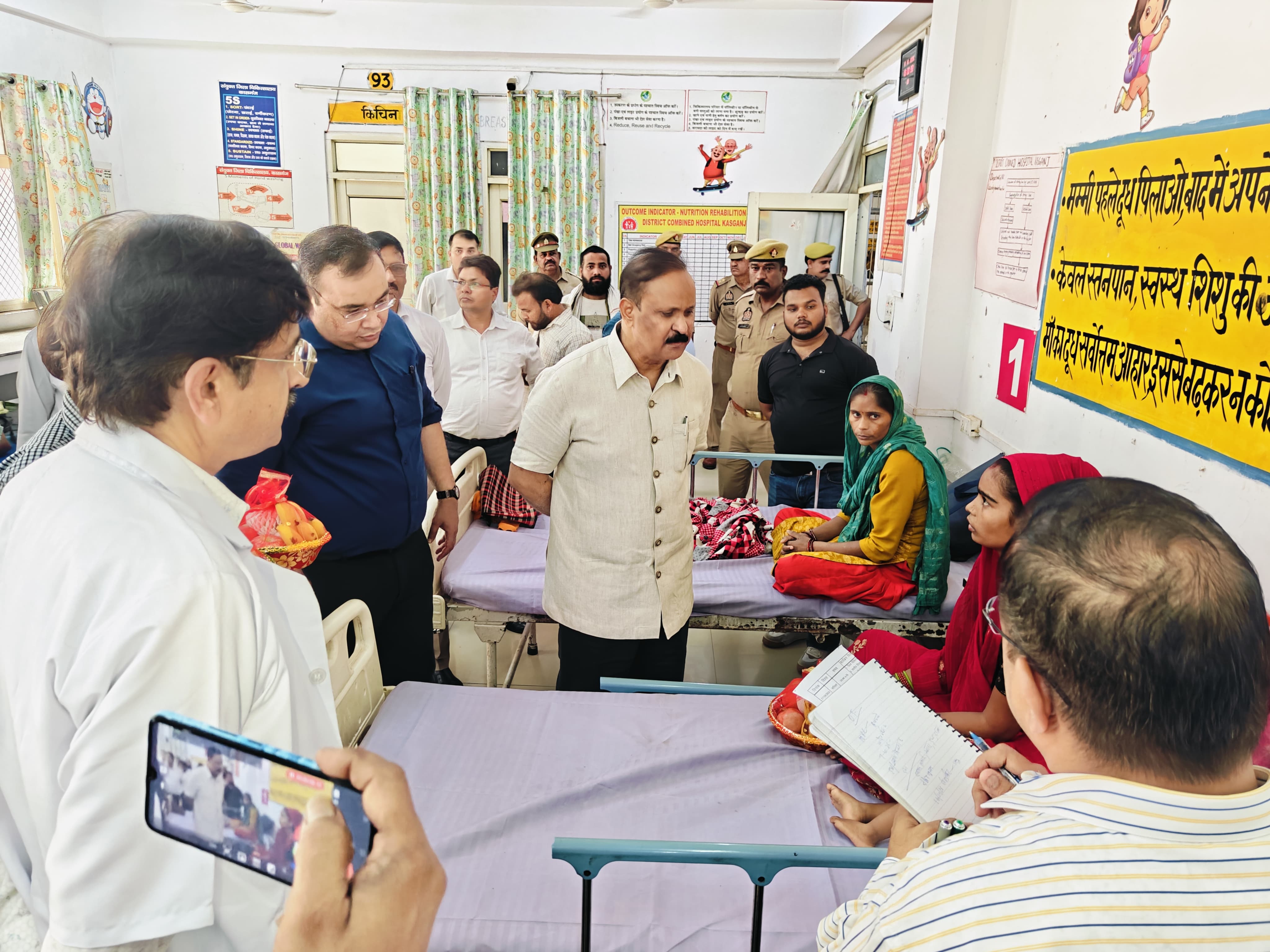 कासगंज: मंडलायुक्त ओ.पी. आर्य ने संयुक्त जिला चिकित्सालय कासगंज का किया स्थलीय निरीक्षण, स्वास्थ्य सेवाओं की ली जानकारी* 