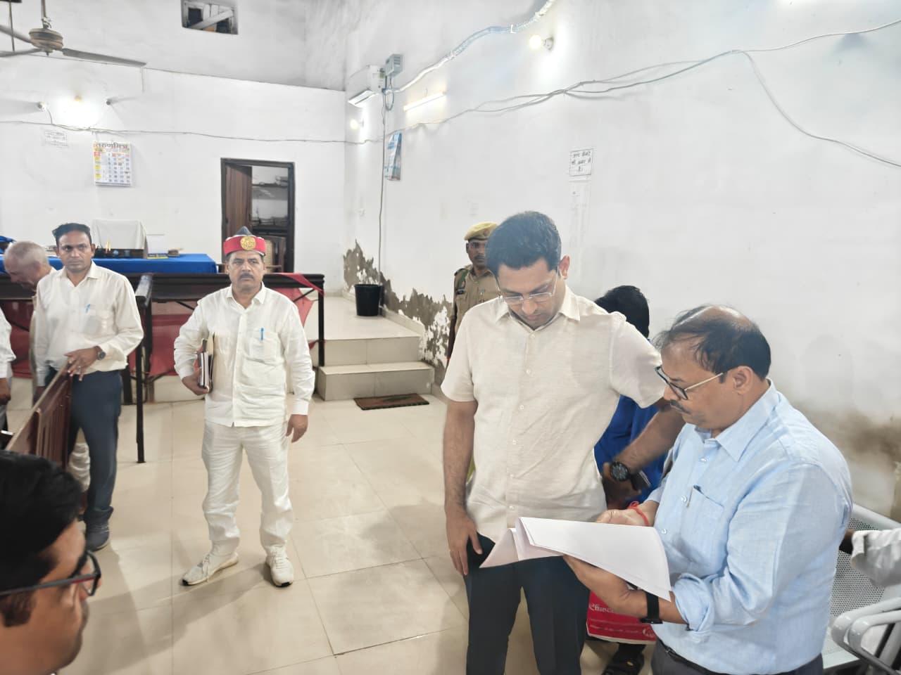 जौनपुर :वाराणसी खंड स्नातक एवं शिक्षक निर्वाचन क्षेत्र के निर्वाचन को स्वतंत्र, निष्पक्ष, पारदर्शी कराने हेतु  मतदान केंद्र का किया निरिक्षण 