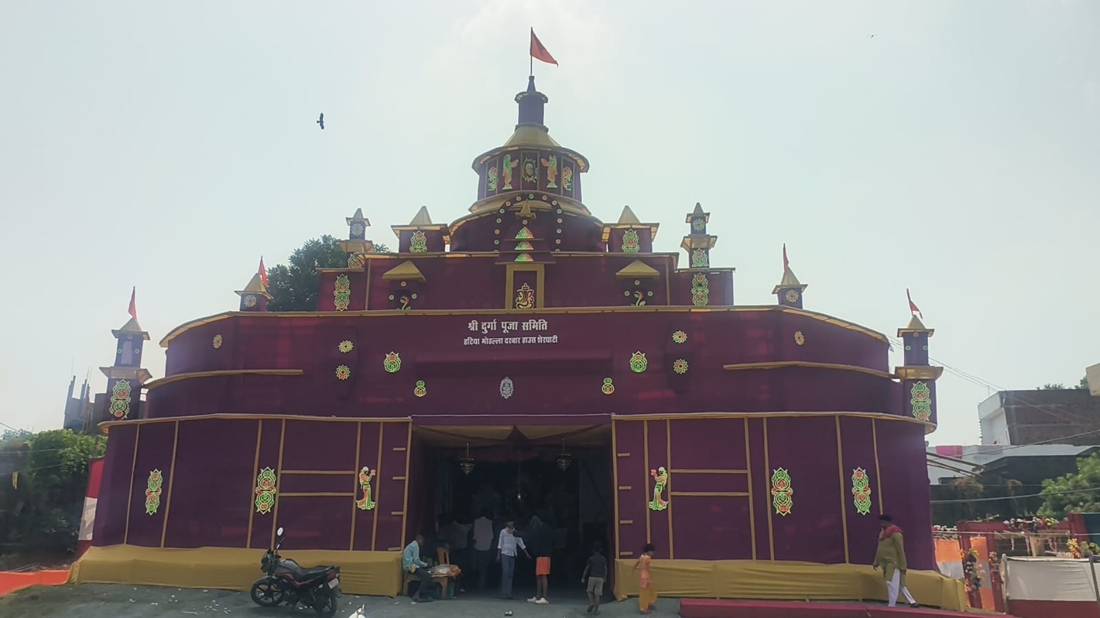 गया: शेरघाटी में भव्य पंडाल को देखने के लिए श्रद्धालुओं की भीड़