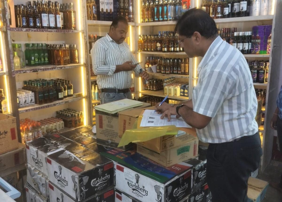 फर्रुखाबाद में आबकारी विभाग का औचक निरीक्षण, शराब दुकानों पर स्टॉक, ऑनलाइन भुगतान और CCTV की जांच