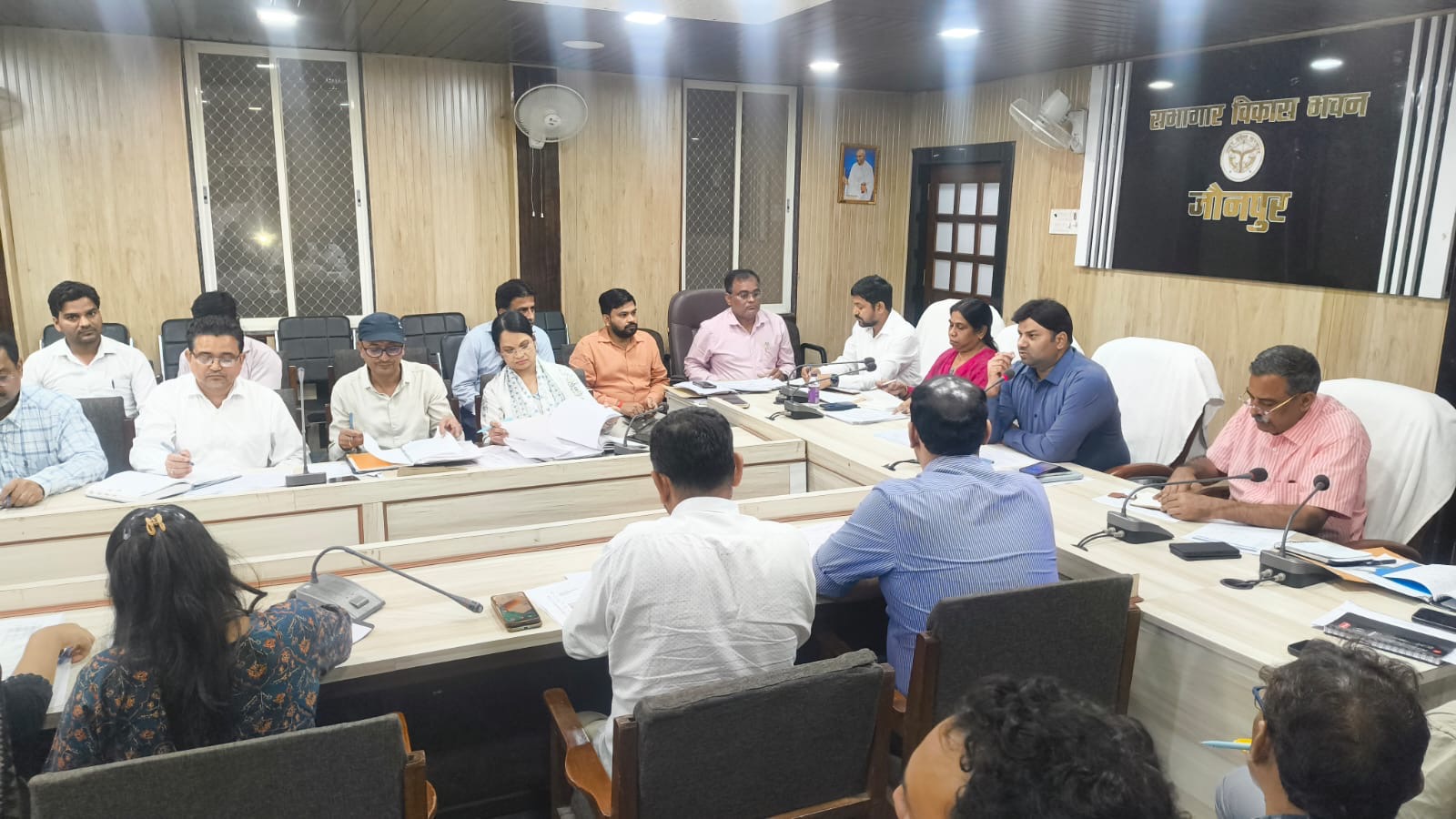 जौनपुर  :  विकास भवन सभागार में शासन द्वारा संचालित समस्त महत्वपूर्ण कार्यक्रमों एवं योजनाओं की समीक्षा की गयी आयोजित 