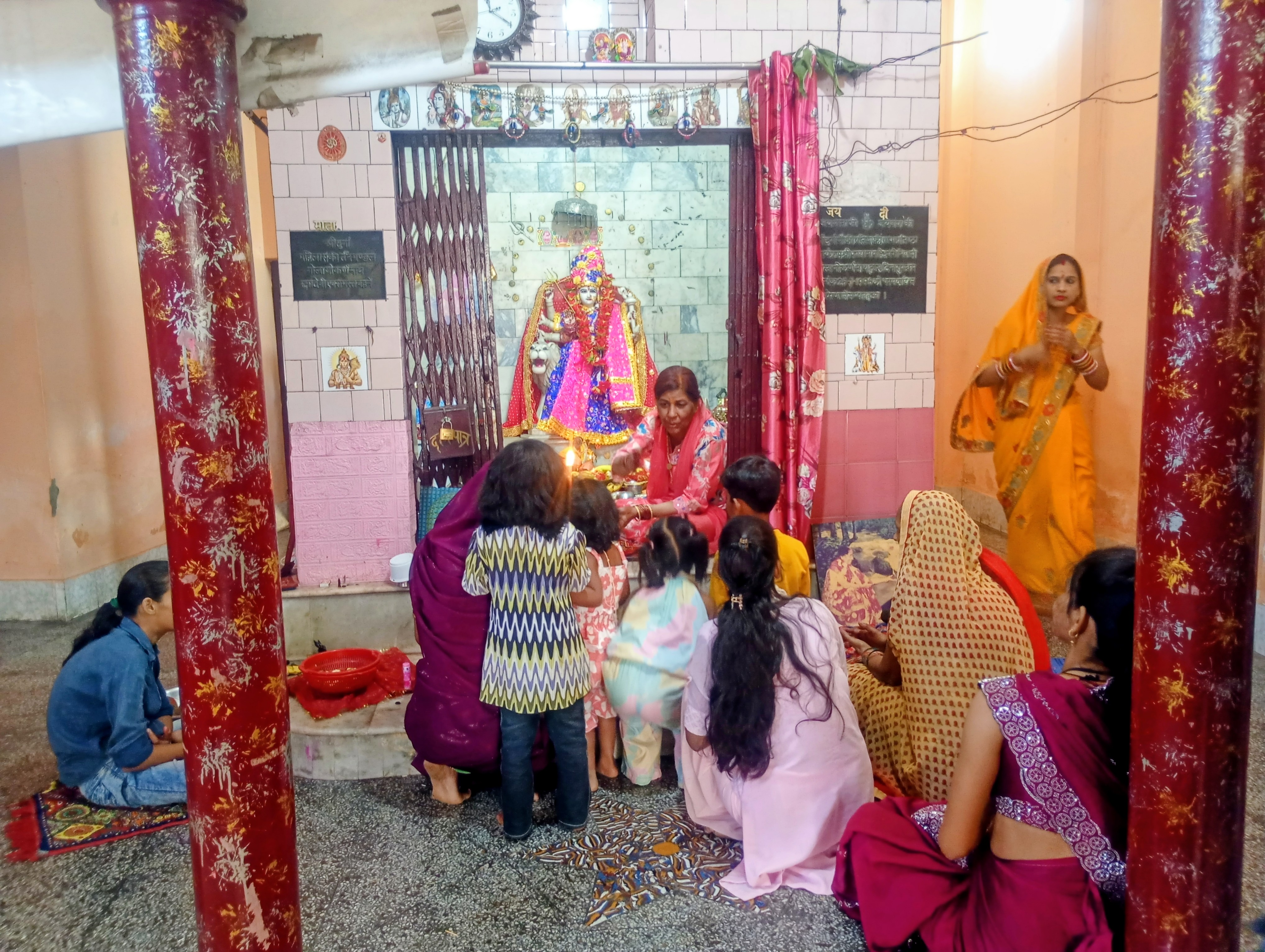 लखीमपुर खीरी : शारदीय नवरात्रि की अष्टमी पर मां महागौरी की श्रद्धालुओं ने की आराधना, मंदिरों में उमड़ी भीड़