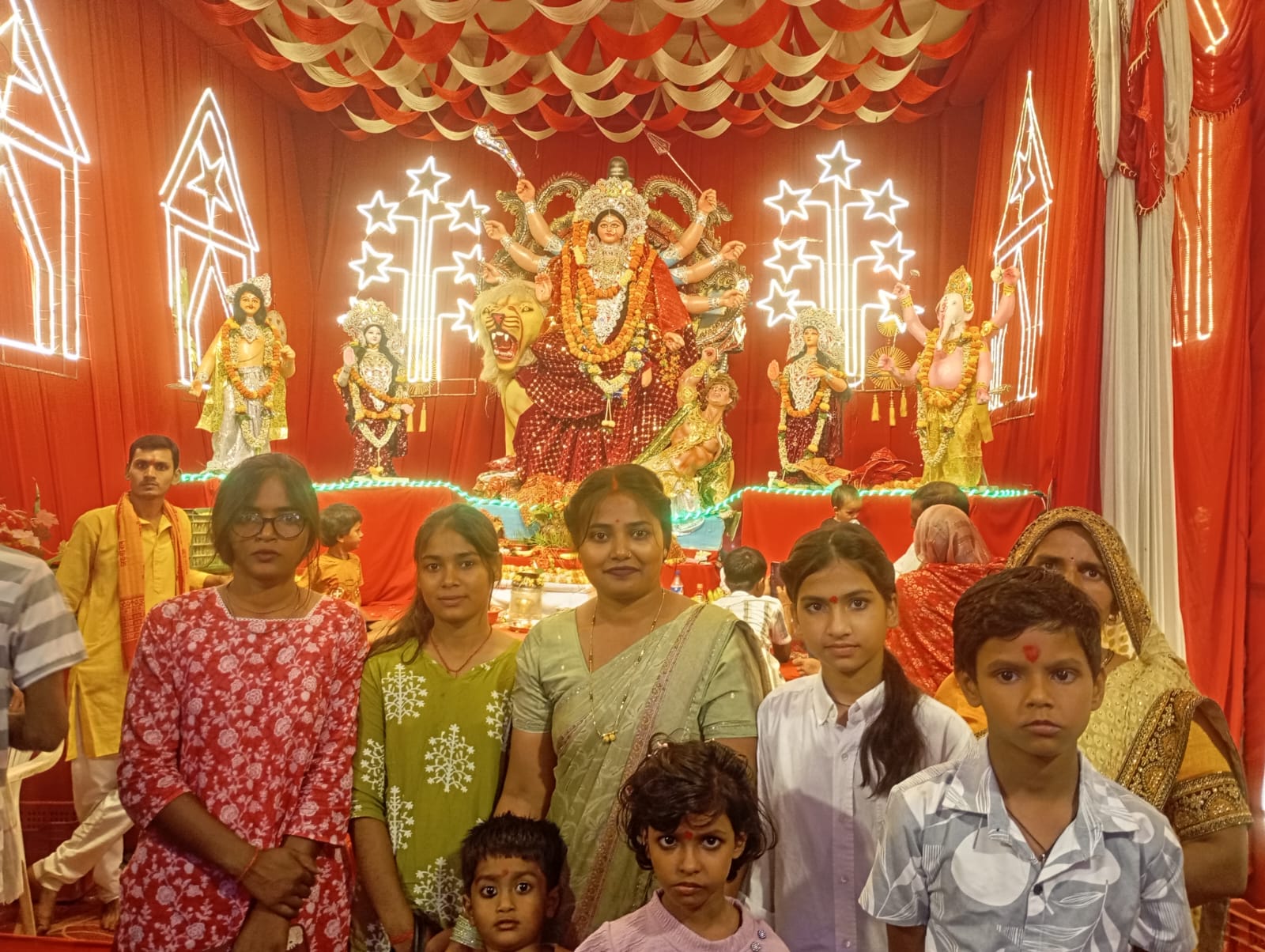महाष्टमी पर भक्ति के रंग में डूबा शहर, भव्य पूजा पंडालों में उमड़ा श्रद्धालुओं का जनसैलाब