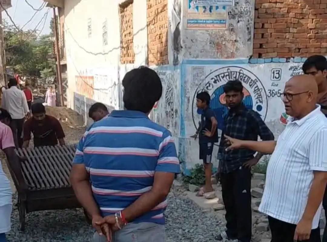 फर्रुखाबाद में दशहरे से पहले सड़क निर्माण तेज, 7 लाख की लागत से बनेगी 125 मीटर सड़क