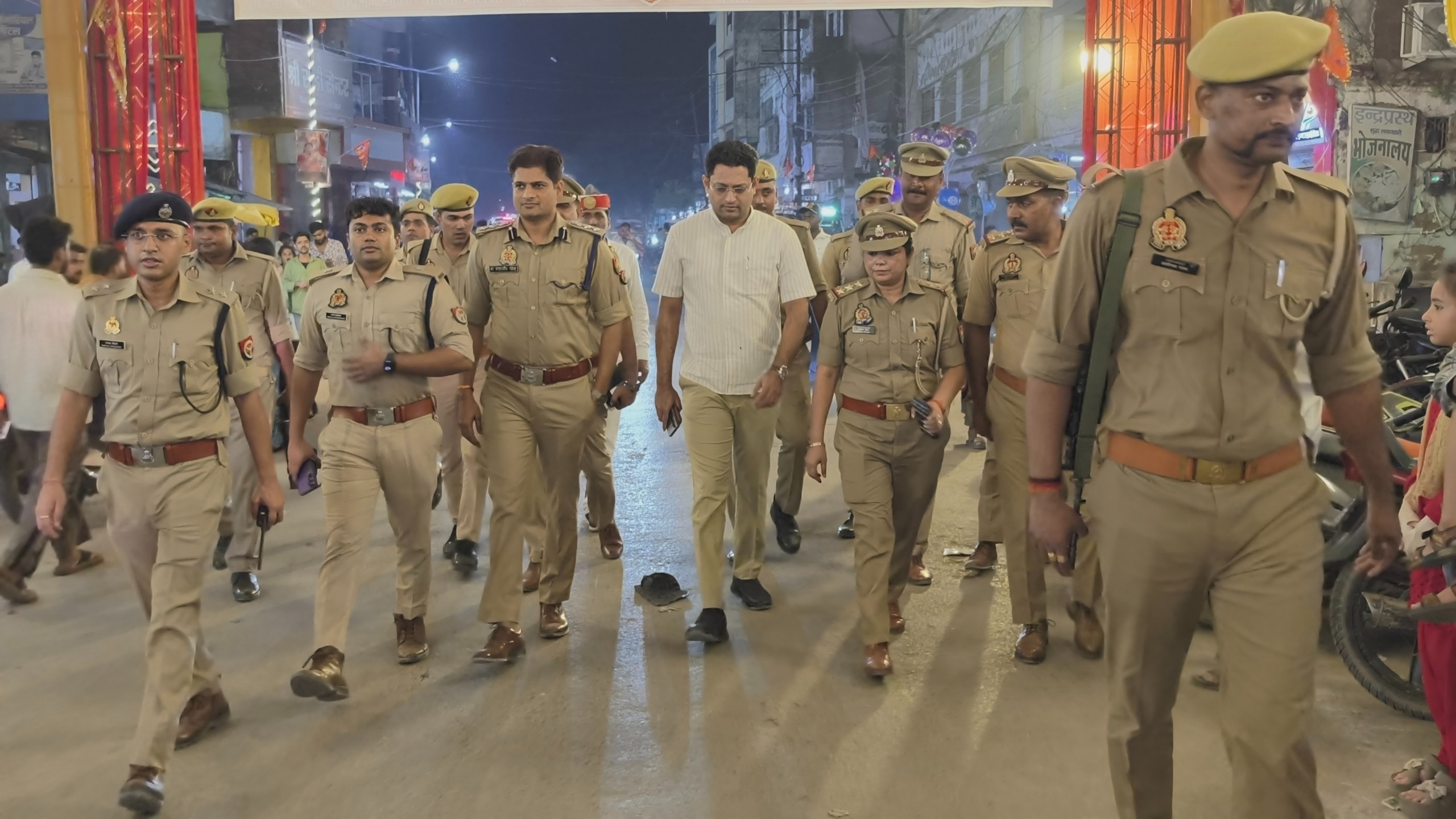जौनपुर :जिलाधिकारी एवं वरिष्ठ पुलिस अधीक्षक ने दुर्गा पूजा पंडालों एवं मूर्ति विसर्जन स्थल का किया निरीक्षण