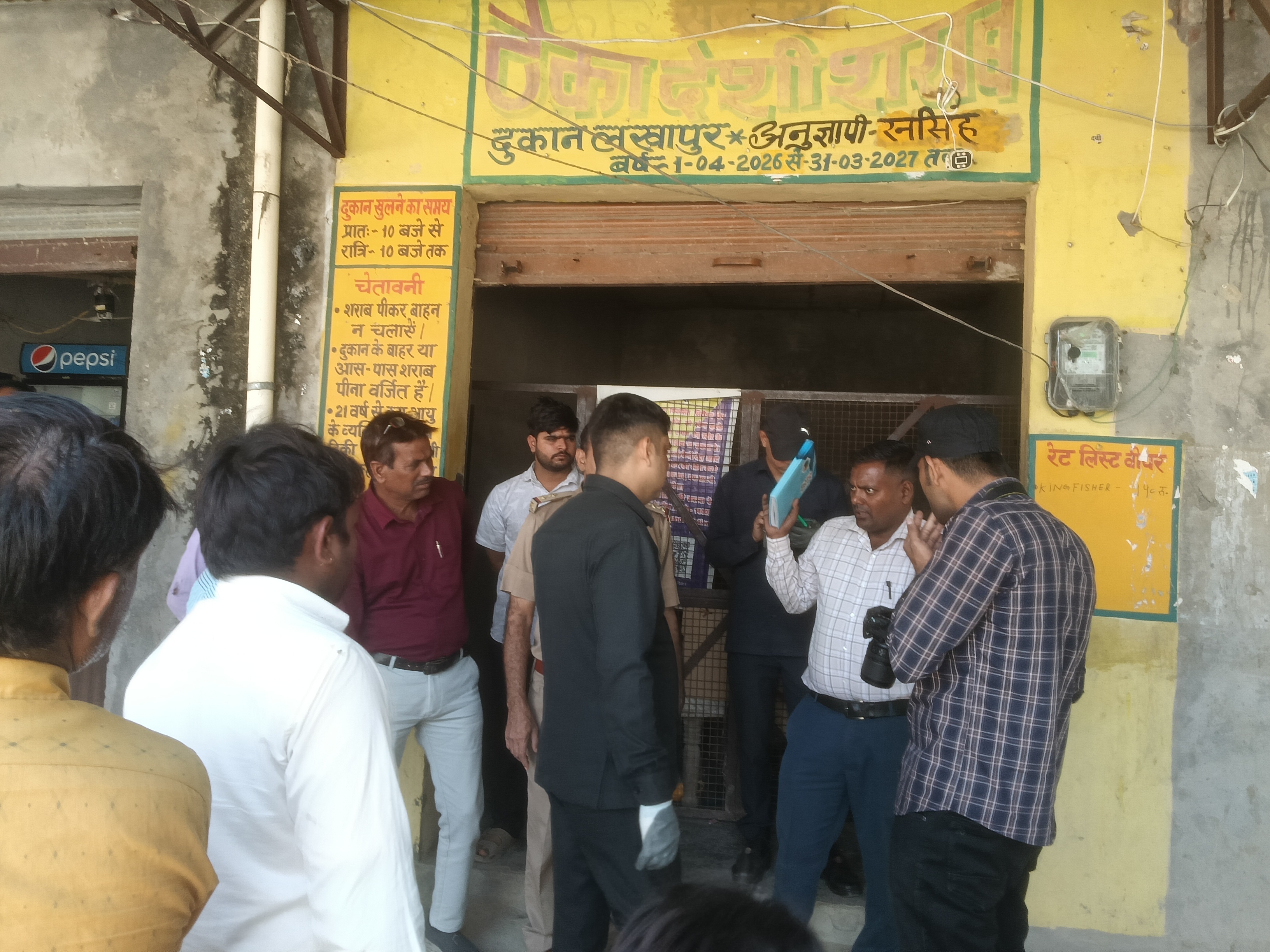 लखापुर में शराब की दुकान में नकब लगाकर चोरी, सीसीटीवी फुटेज खंगाल रही पुलिस  सुबह लोगों को हुई वारदात की जानकारी, मोबाइल फॉरेंसिक टीम ने मौके  