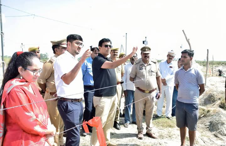लखीमपुर खीरी : शारदा बैराज पर विसर्जन व्यवस्था परखी, सुरक्षा में ढिलाई न बरतने के निर्देश