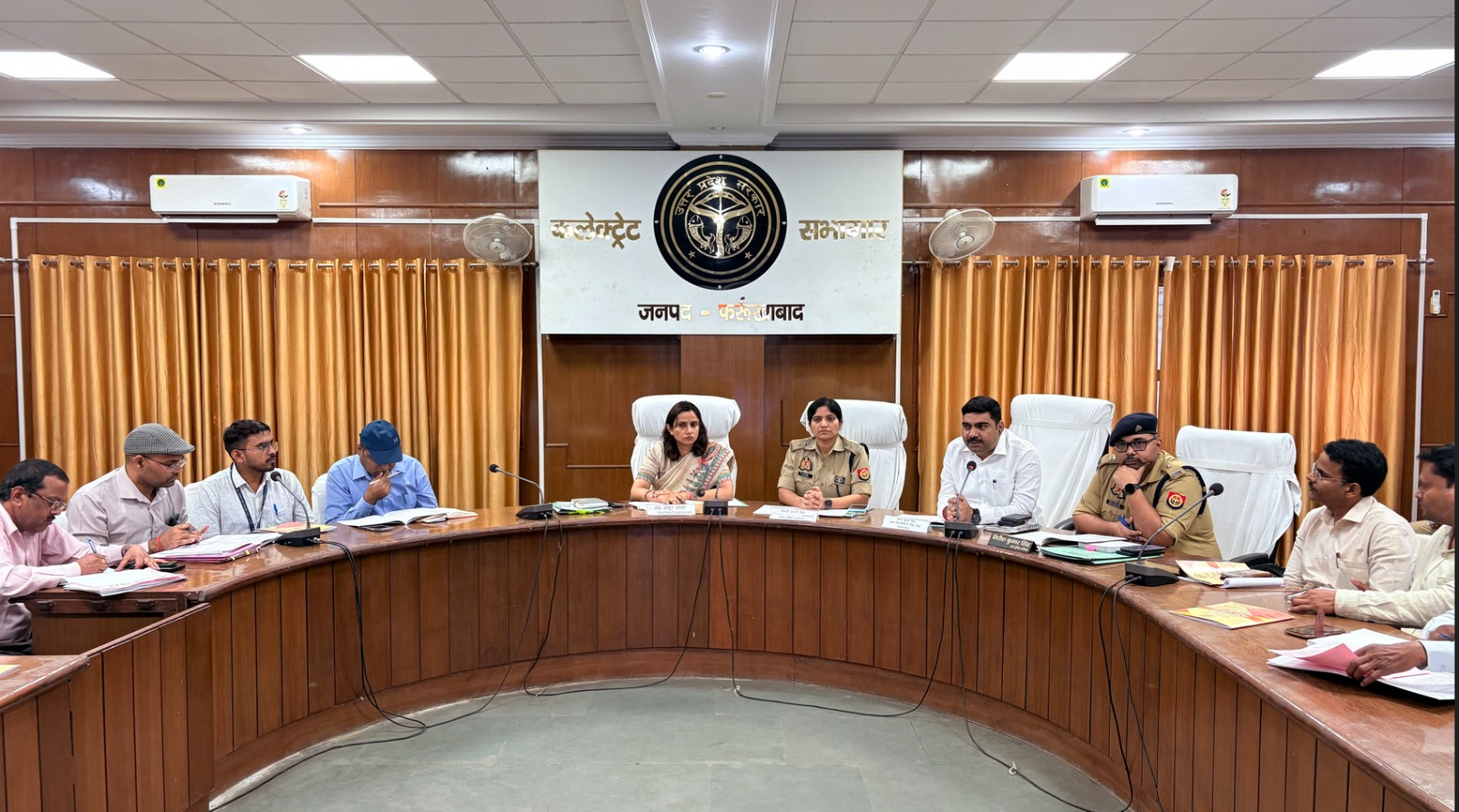 फर्रुखाबाद - PET-2026 परीक्षा के दृष्टिगत कलेक्ट्रेट सभागार में डीएम और एसपी की अध्यक्षता में केंद्र प्रबंधकों व सेक्टर मजिस्ट्रेटों की बैठक आयोजित
