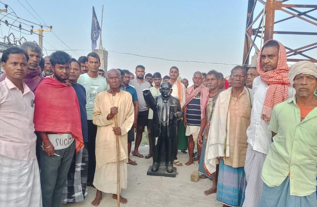 डॉ अम्बेडकर की मूर्ति को असामाजिक तत्वों ने तोड़ा, कार्रवाई की मांग