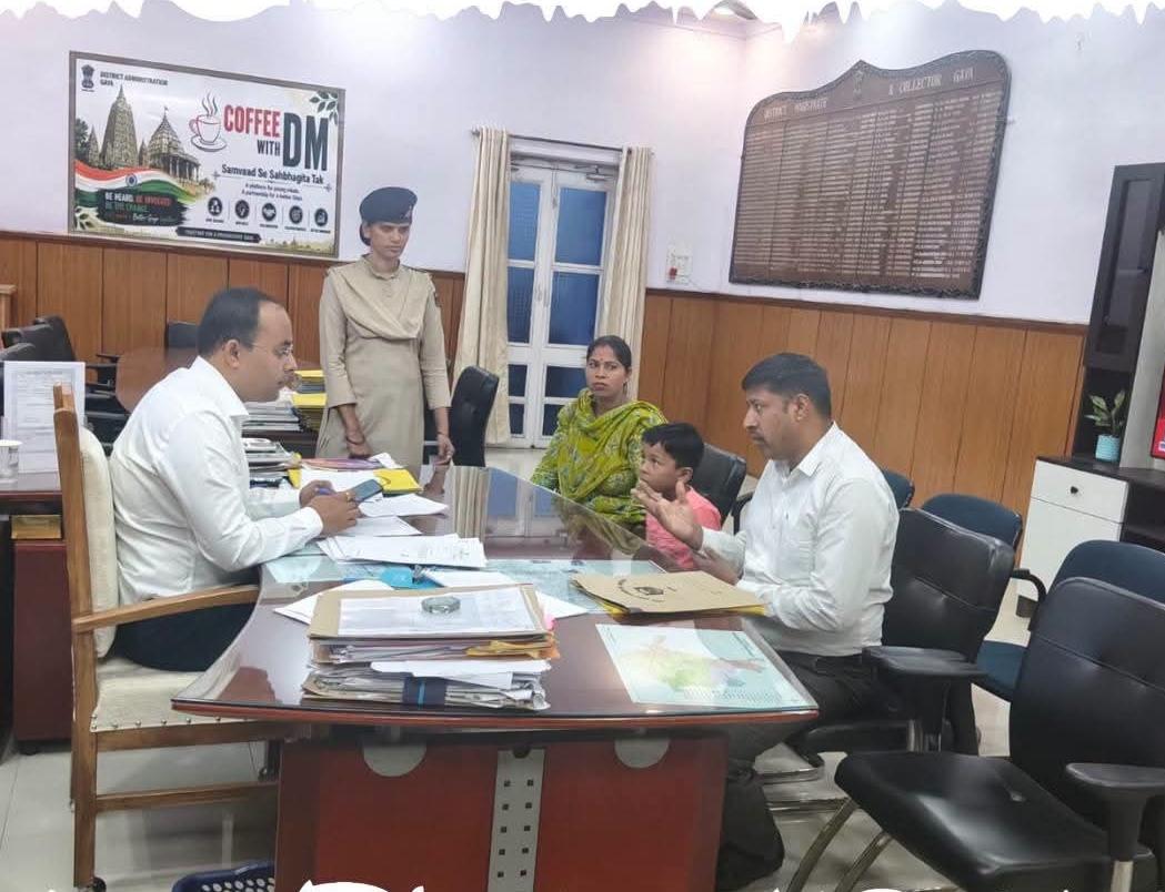 जनता दरबार में जिला पदाधिकारी ने समस्याओं को सुना, कई समस्याएं तुरंत समाधान किया गया 