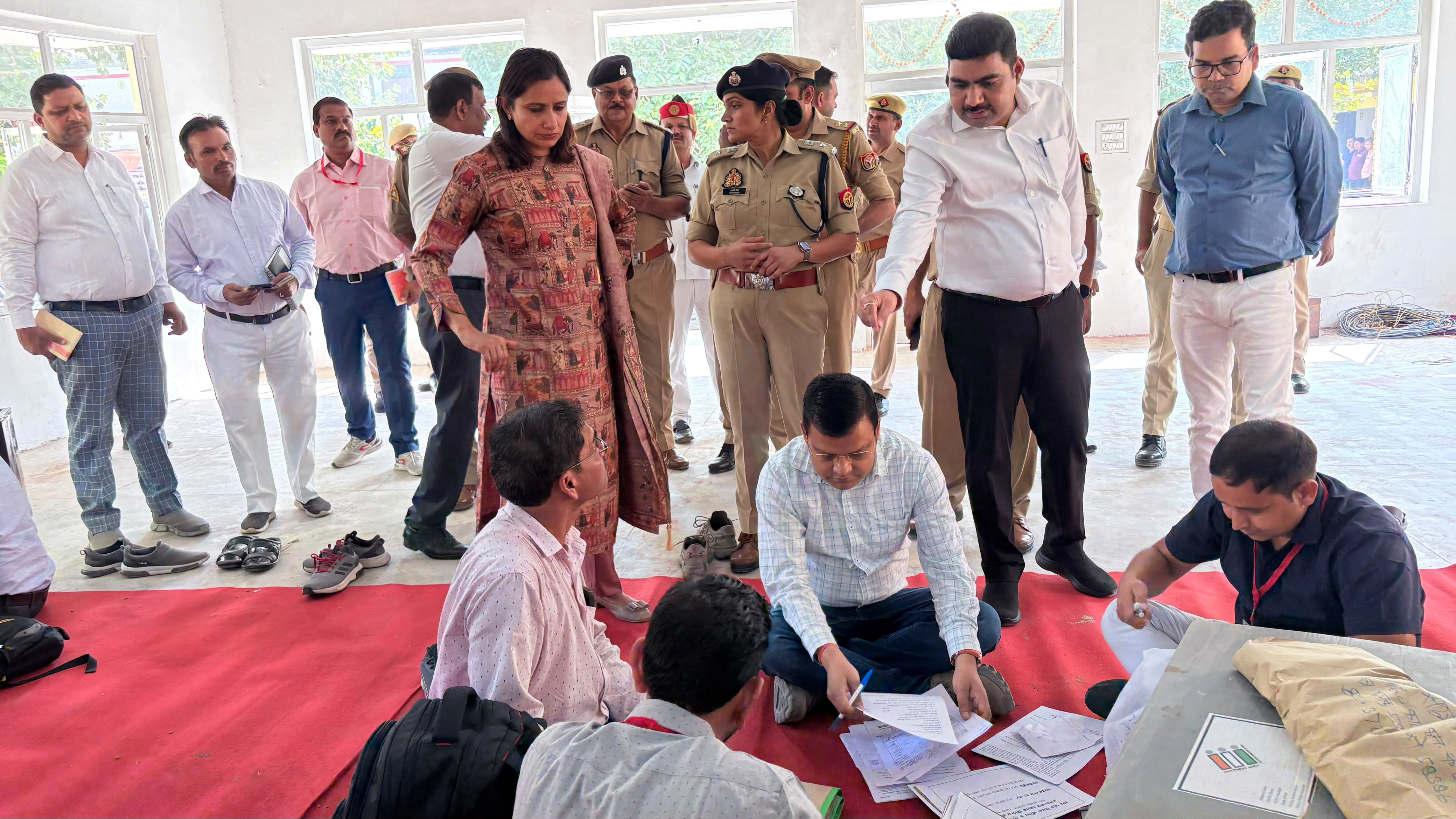 फर्रुखाबाद:विधान परिषद आगरा खंड स्नातक एवं शिक्षक निर्वाचन: फर्रुखाबाद में 30 पोलिंग पार्टियां रवाना, सभी मतदान केंद्रों पर पहुंचीं