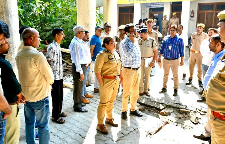 लखीमपुर खीरी : एमएलसी चुनाव को लेकर डीएम और एसपी ने जमुनबाद व गोला का किया औचक निरीक्षण, दिए कड़े निर्देश