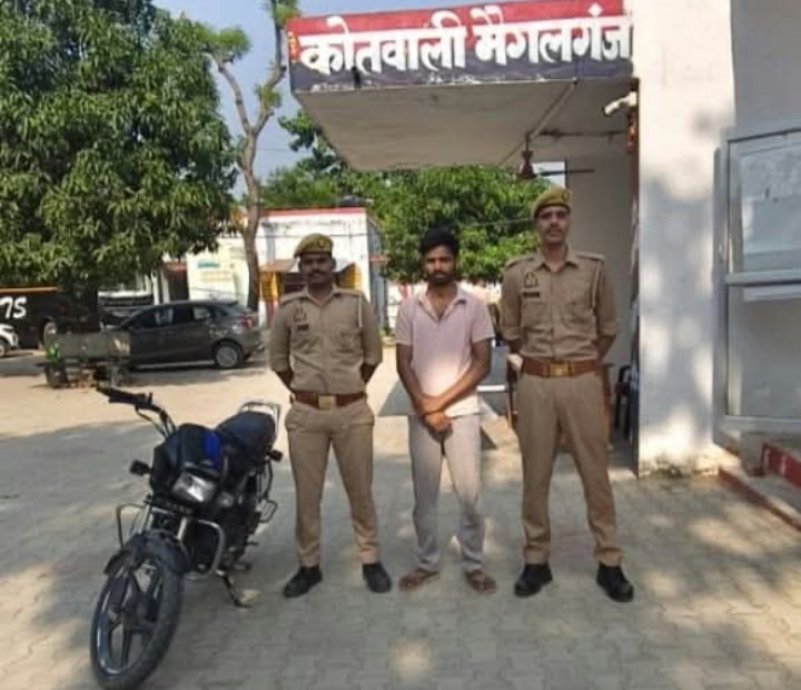 लखीमपुर खीरी : चोरी की मोटरसाइकिल के साथ वांछित अभियुक्त गिरफ्तार