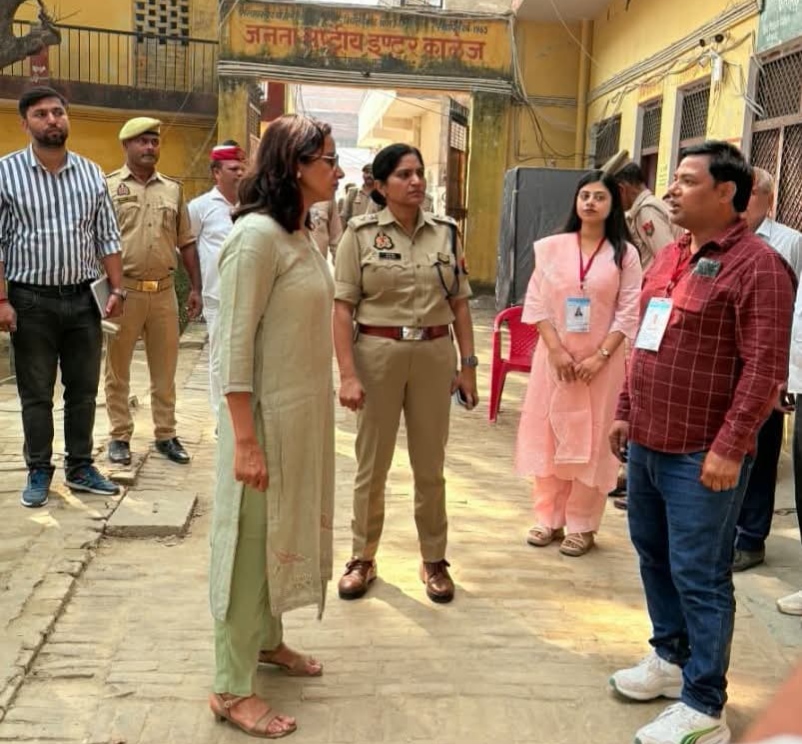 फर्रुखाबाद में PET परीक्षा केंद्रों का जिलाधिकारी व पुलिस अधीक्षक ने किया औचक निरीक्षण