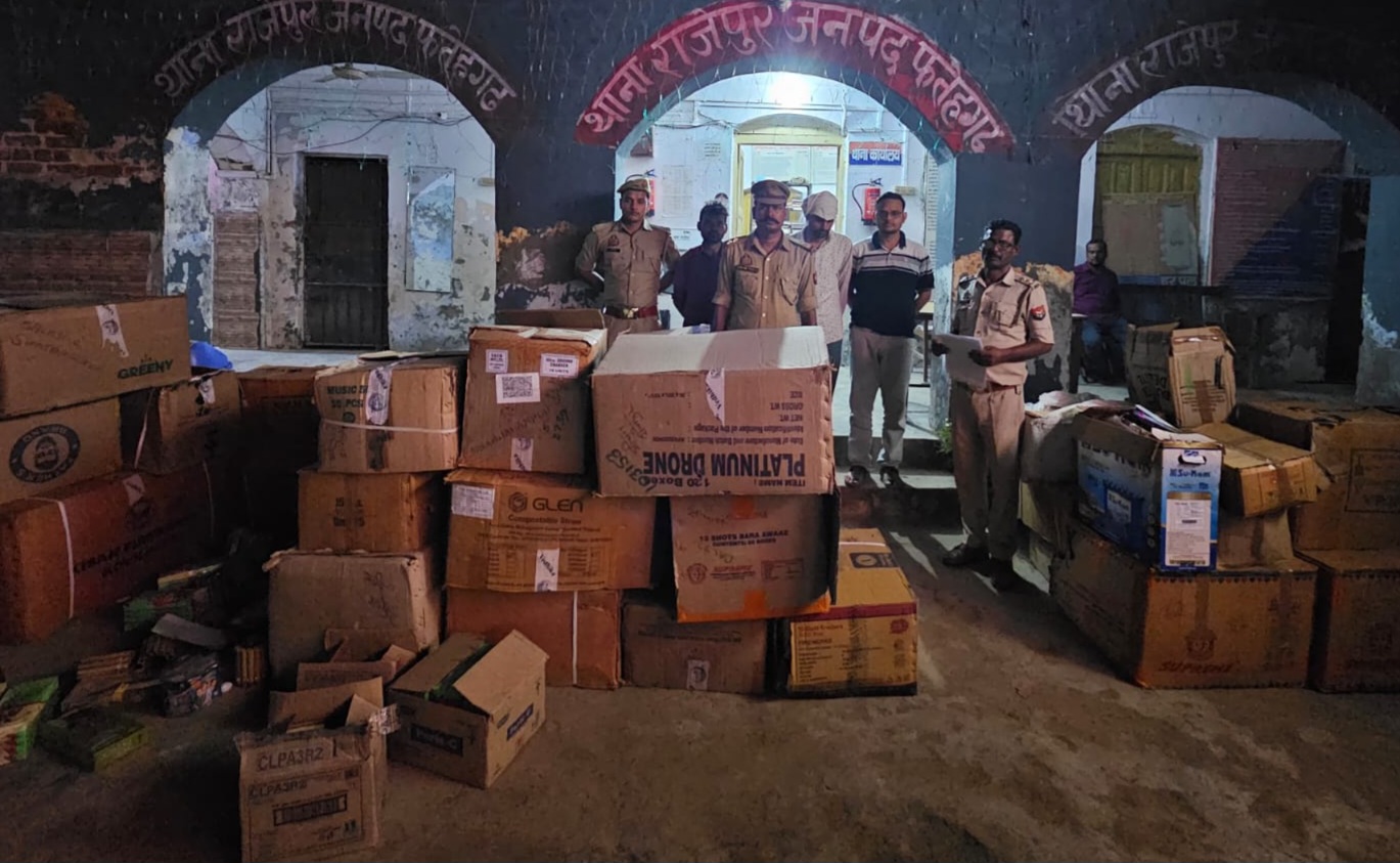 फर्रुखाबाद : अवैध रूप से आतिशबाजी का भंडारण करने वाले 4 आरोपी गिरफ्तार, करीब 5 लाख की आतिशबाजी बरामद