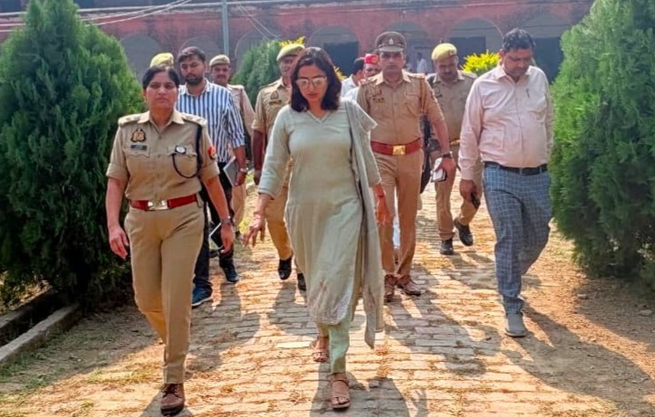 फर्रुखाबाद: PET परीक्षा की शुचिता व सुरक्षा का जायजा लेने पहुंचे डीएम व एसपी, केंद्र व्यवस्थापकों व अधिकारियों को दिए सख्त निर्देश