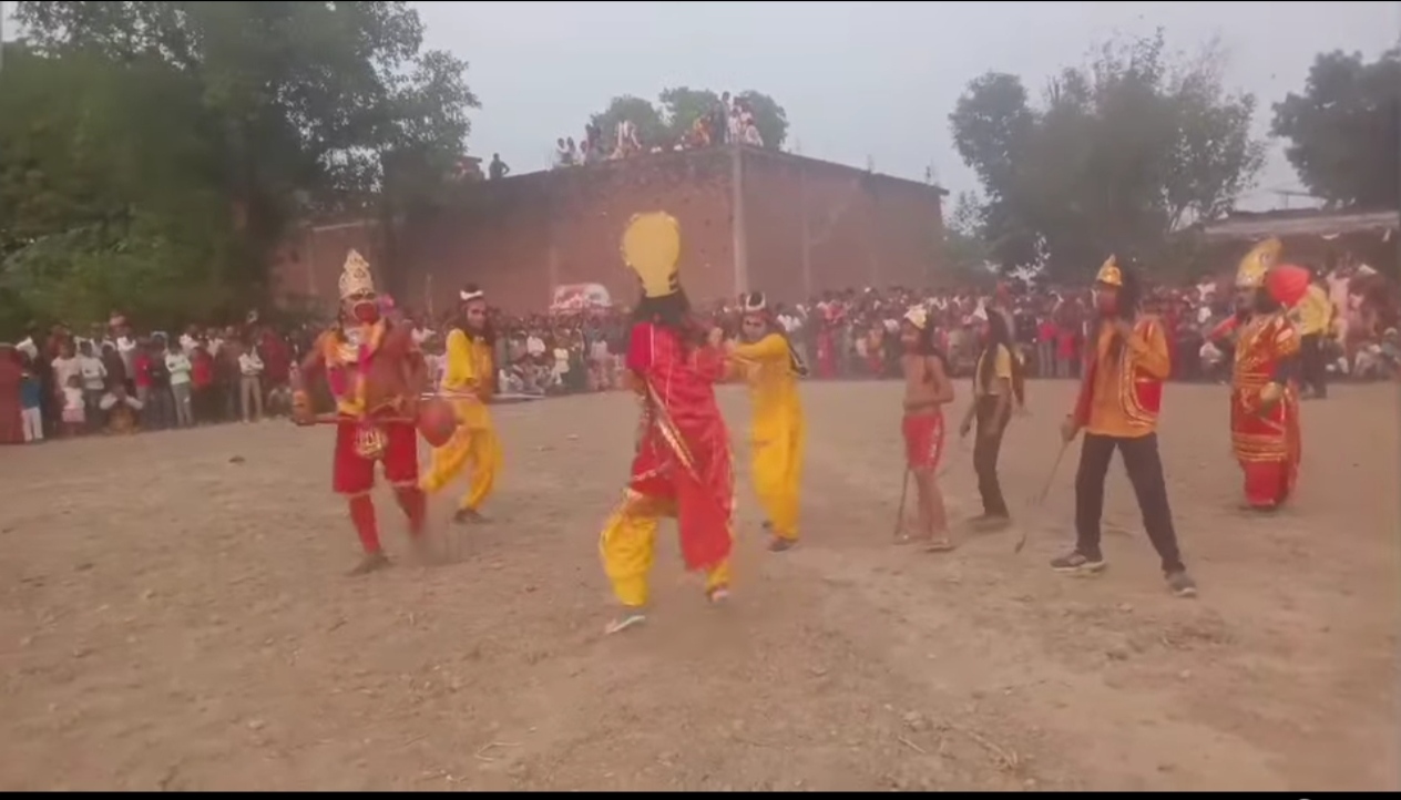 फर्रुखाबाद: रामपुर डफरपुर में हुआ रावण दहन, मेले की फीकी रौनक ने किया लोगों को मायूस
