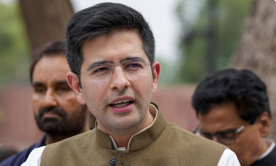 पीएम मोदी के पिता पर खरगे की टिप्पणी से भड़के राघव चड्ढा
