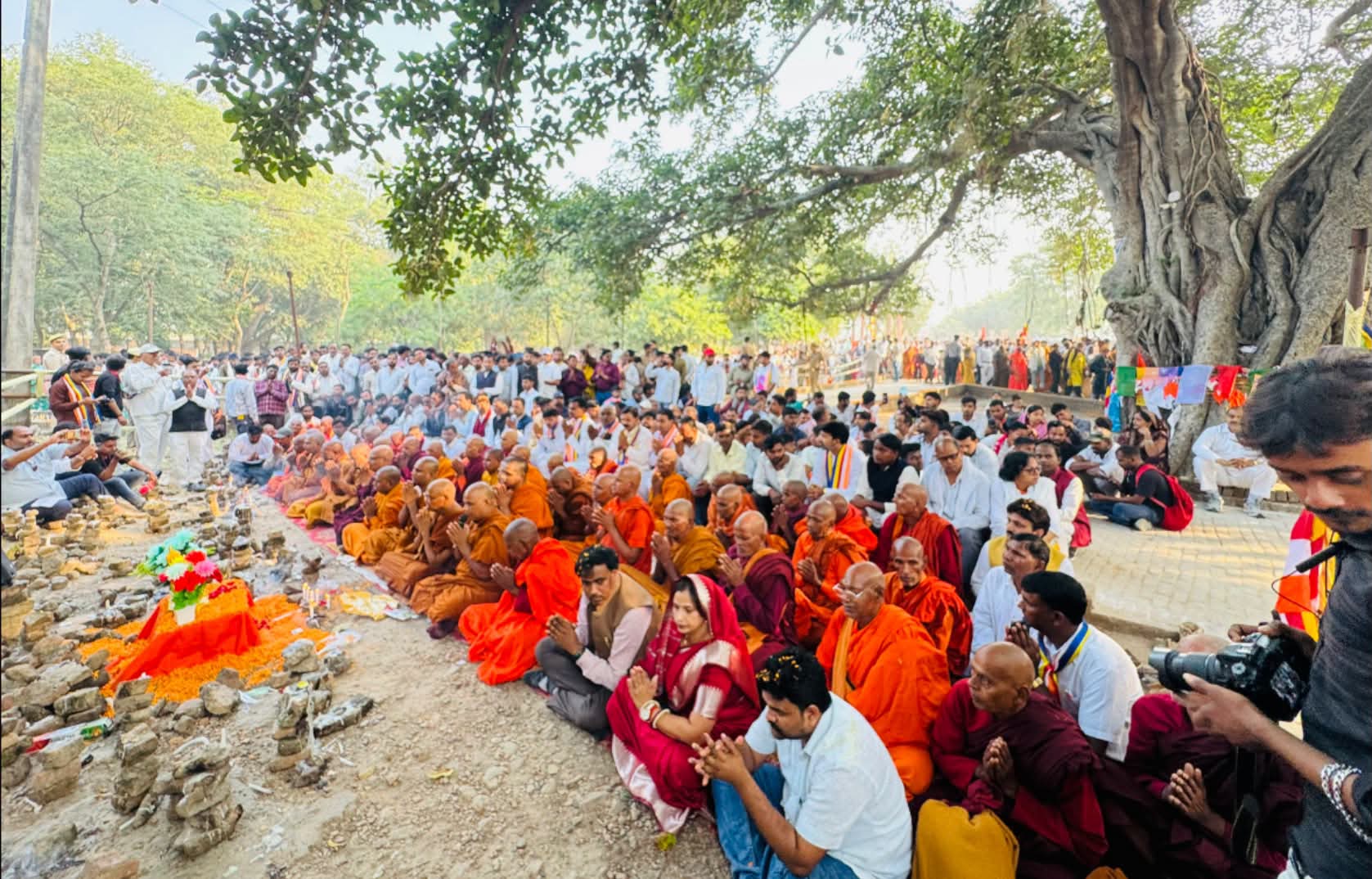 फर्रुखाबाद: संकिसा की पवित्र धम्मभूमि में धम्म यात्रा में शामिल हुईं जिला पंचायत अध्यक्ष प्रिया शाक्य, स्तूप पर की पूजा-अर्चना