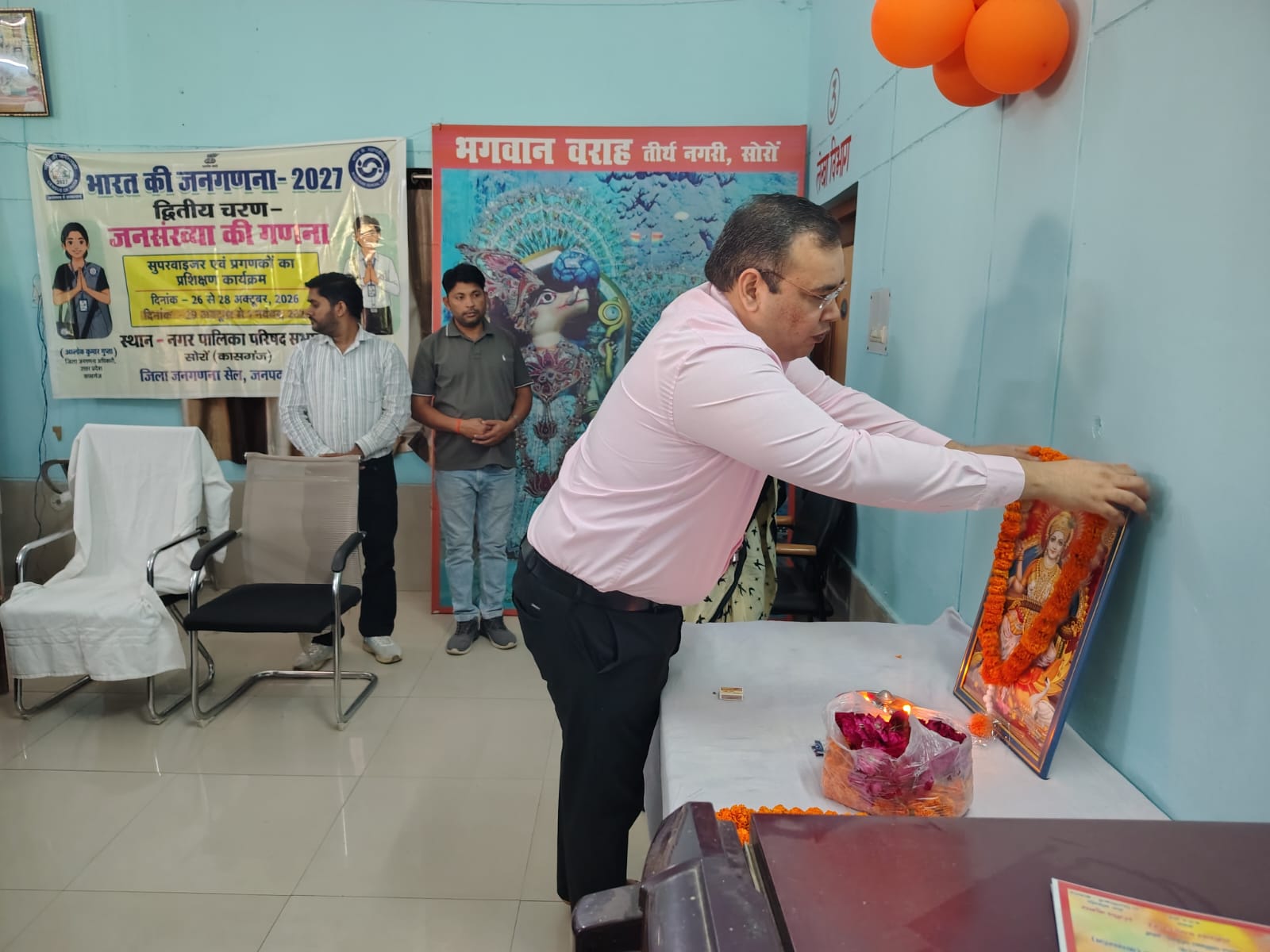 जिलाधिकारी प्रणय सिंह ने राजनैतिक दलों के प्रतिनिधियों की उपस्थिति में ई0वी0एम0/वी0वी0पैट वेयरहाउस का किया मासिक निरीक्षण।