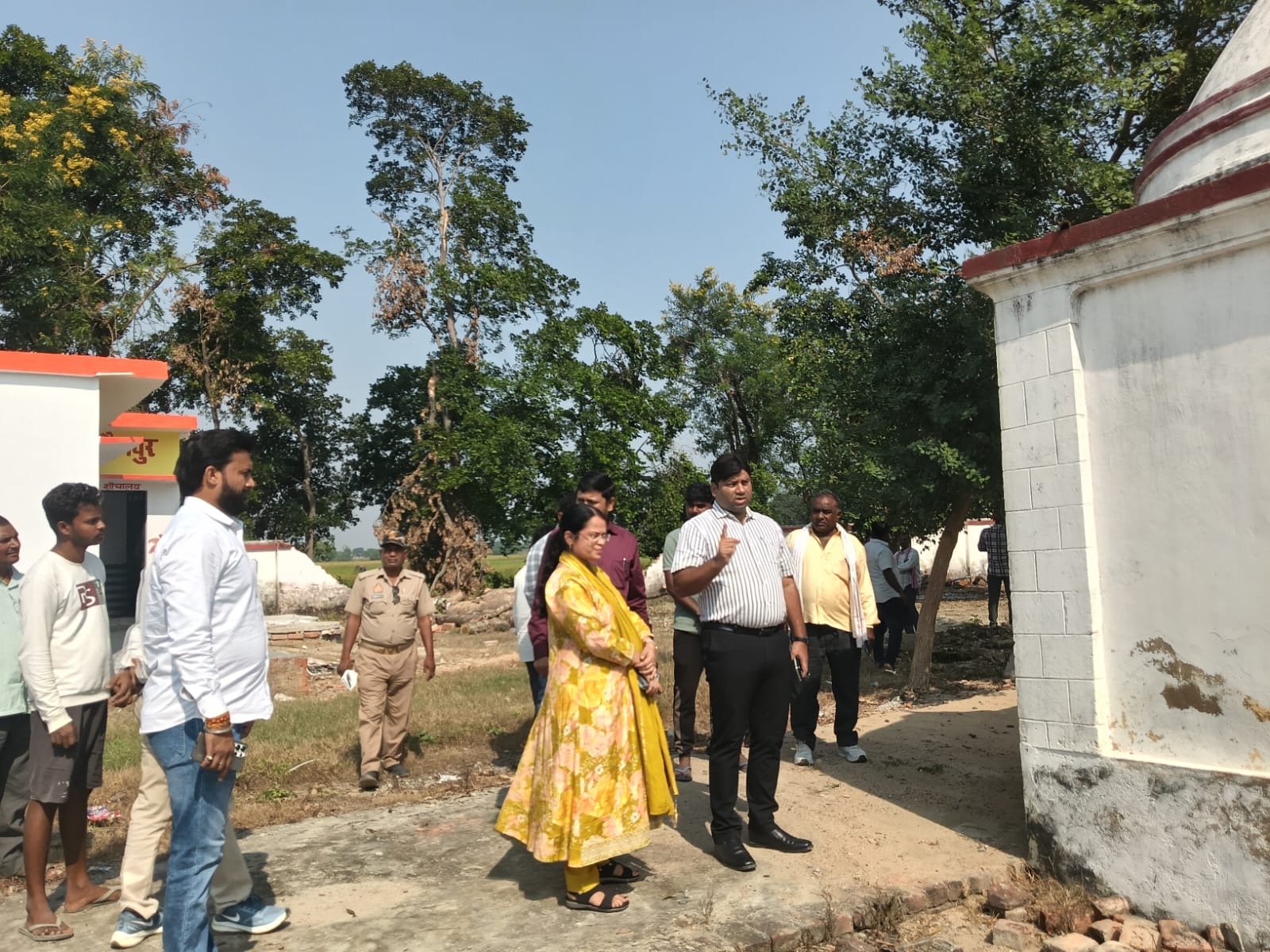जौनपुर :मुख्य विकास अधिकारी श्री नरेंद्र बहादुर सिंह द्वारा विकास खंड मुफ्तीगंज की ग्राम पंचायत परौवा का किया गया निरीक्षण 