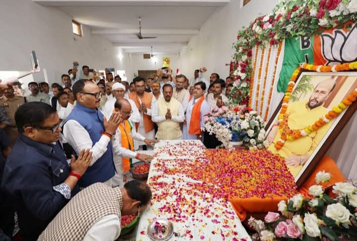 लखीमपुर खीरी :  श्रद्धांजलि देने पहुंचे डिप्टी सीएम, परिजनों को बंधाया ढांढस 