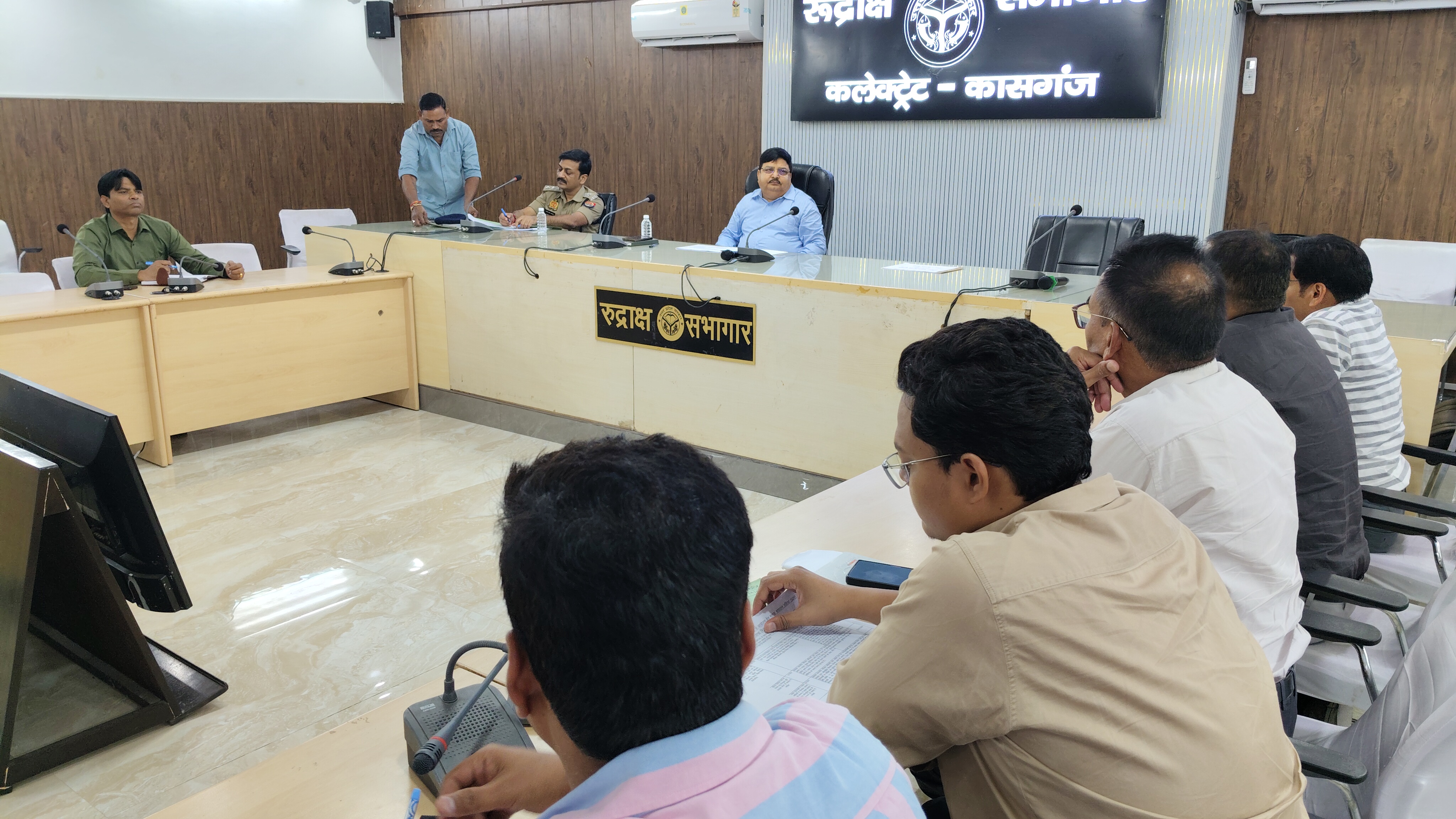 कासगंज: स्कूली वाहनों की फिटनेस से लेकर ओवरस्पीडिंग तक पर कसेगा शिकंजा, सड़क सुरक्षा समिति की बैठक में सीडीओ सख्त