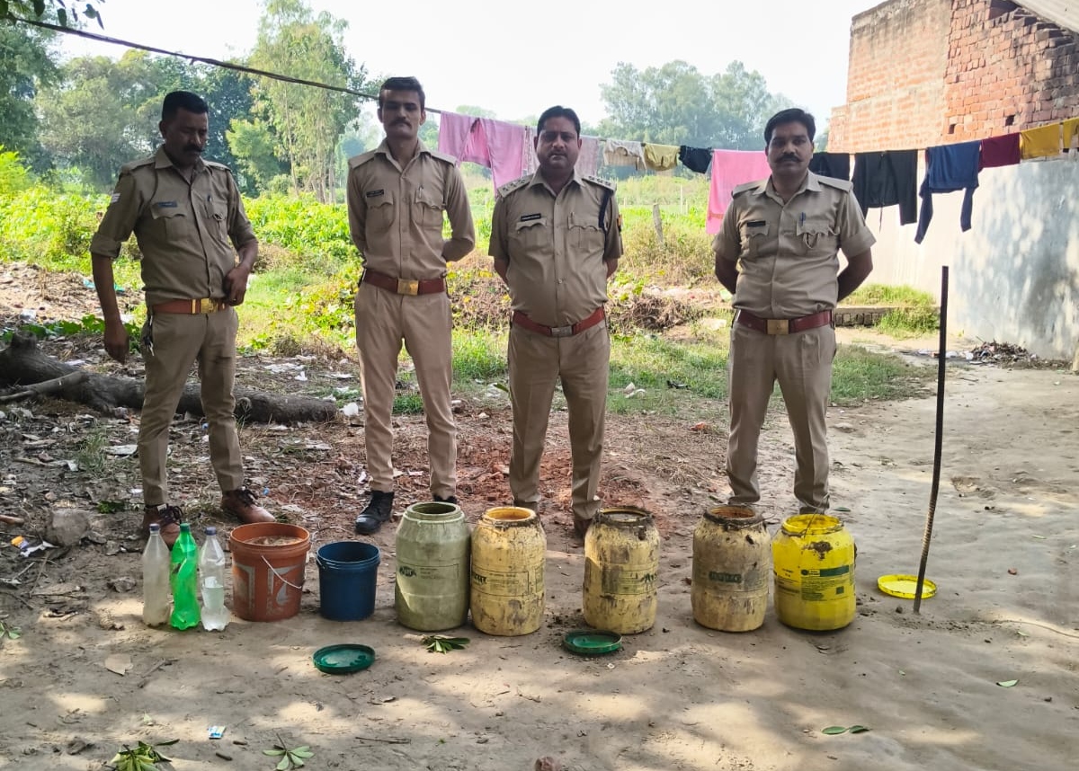 फर्रुखाबाद में आबकारी विभाग की बड़ी कार्रवाई, अवैध कच्ची शराब व 200 किलो लहन बरामद