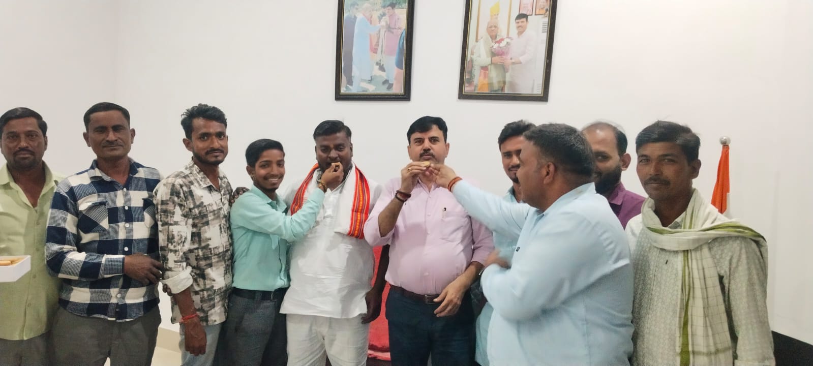 एमएलसी मानवेंद्र प्रताप सिंह के दोबारा निर्वाचित होने पर भाजपा कार्यकर्ताओं ने बांटी मिठाई