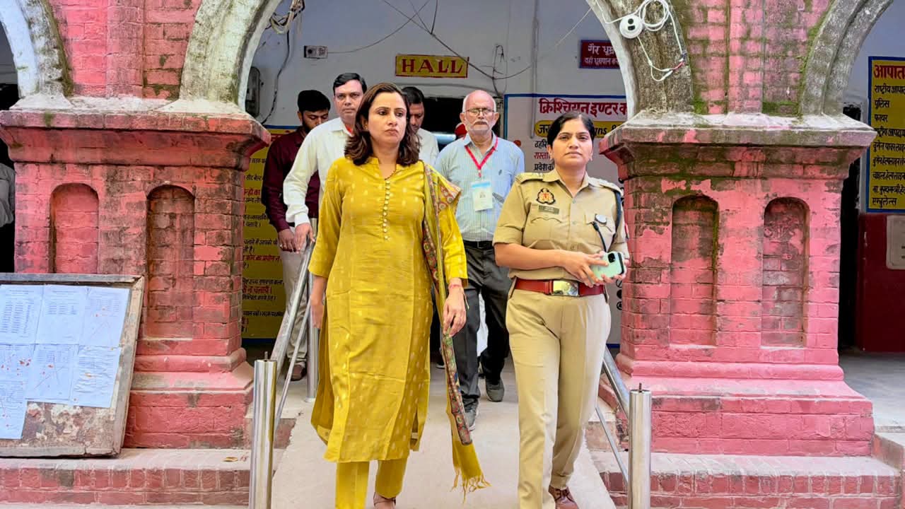 फर्रुखाबाद PET-2026: जिलाधिकारी और एसपी ने परीक्षा केंद्रों का किया औचक निरीक्षण, शुचिता बनाए रखने के दिए निर्देश