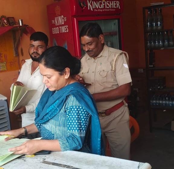 फर्रुखाबाद में आबकारी विभाग का औचक निरीक्षण, शराब दुकानों पर स्टॉक रजिस्टर व CCTV की जांच