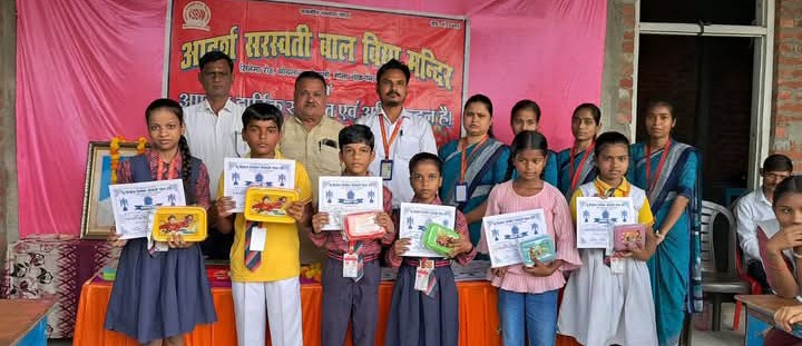 लखीमपुर खीरी : आदर्श सरस्वती बाल विद्या मंदिर में मनाई गई सरदार वल्लभभाई पटेल की जयंती