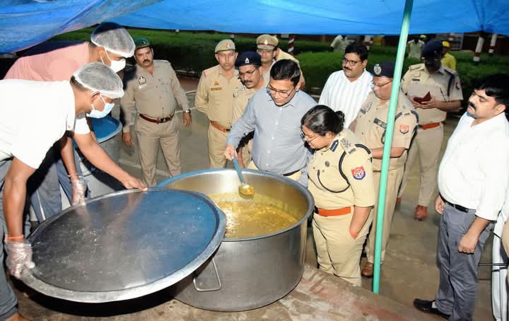 लखीमपुर खीरी: जिला कारागार का डीएम-एसएसपी ने किया औचक निरीक्षण, बंदियों से संवाद कर ली सुविधाओं की जानकारी 
