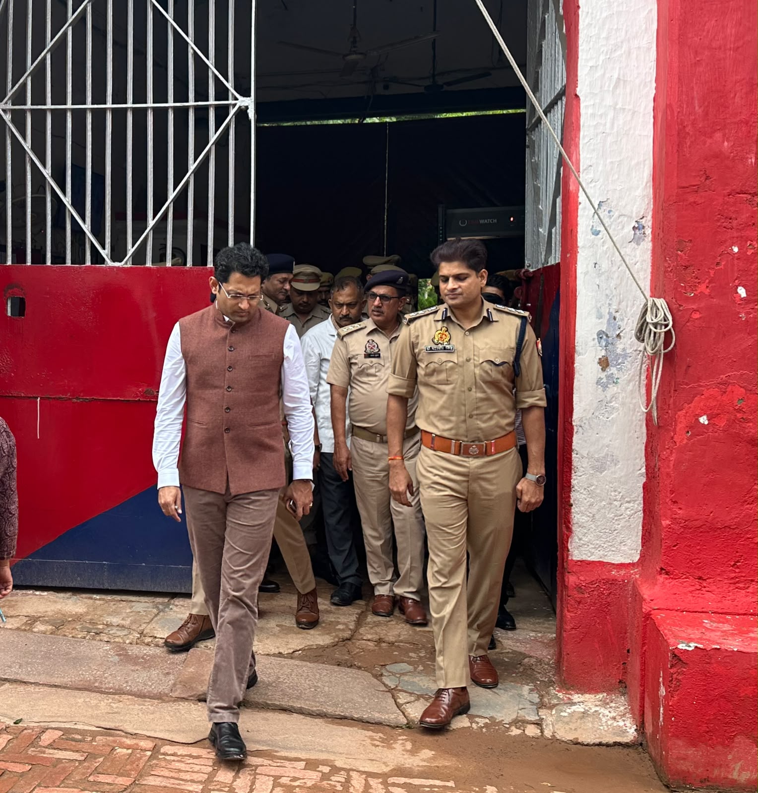 जौनपुर :जिलाधिकारी एवं वरिष्ठ पुलिस अधीक्षक जौनपुर द्वारा जिला कारागार का निरीक्षण कर सुरक्षा व्यवस्था का लिया गया जायजा